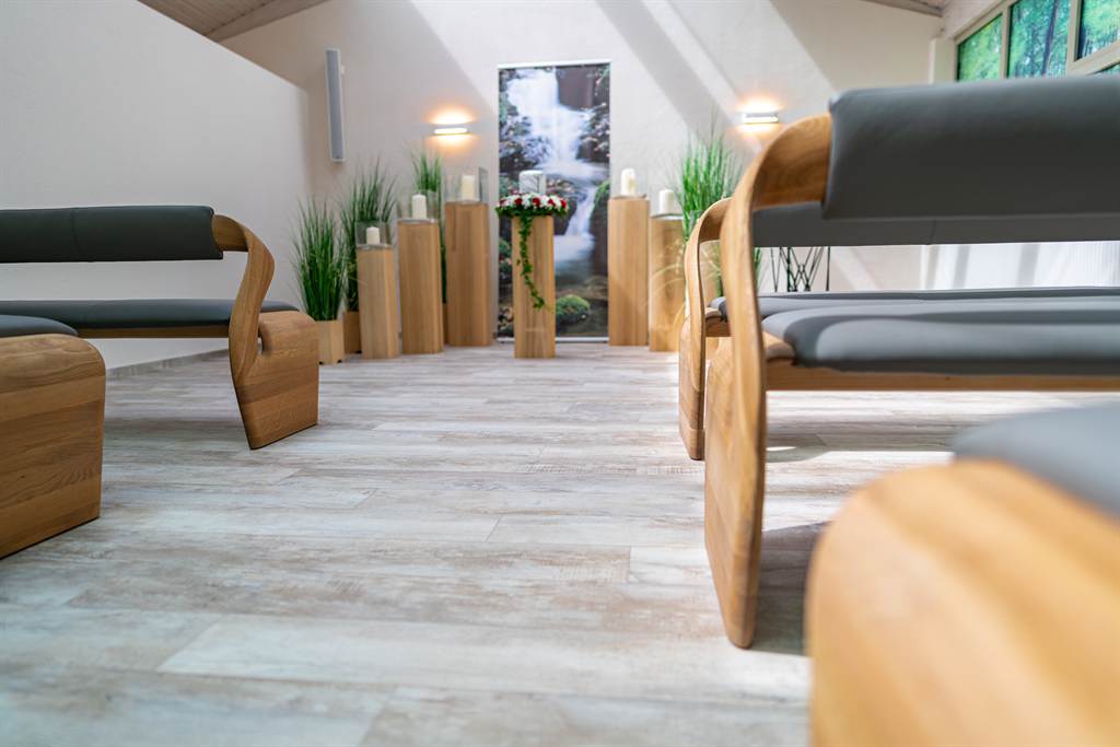 Blick durch die Sitzreihen zum Blumenschmuck im Abschiedsraum