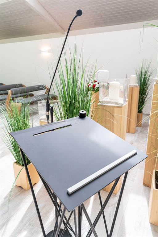 Rednerpult und Blumenschmuck im Abschiedsraum