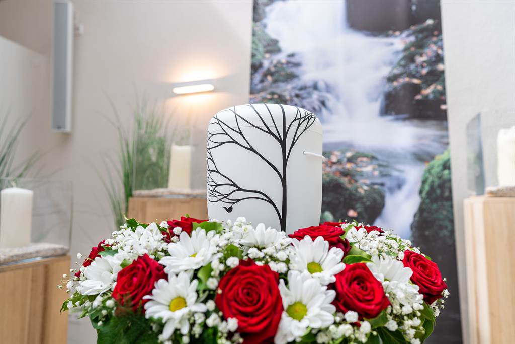 Urnengestaltung mit Rosen in unserem Abschiedsraum