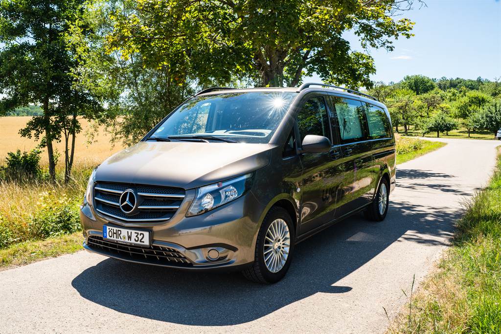 Bronzefarbenes Überführungsfahrzeug von Bestattungen Wenninger