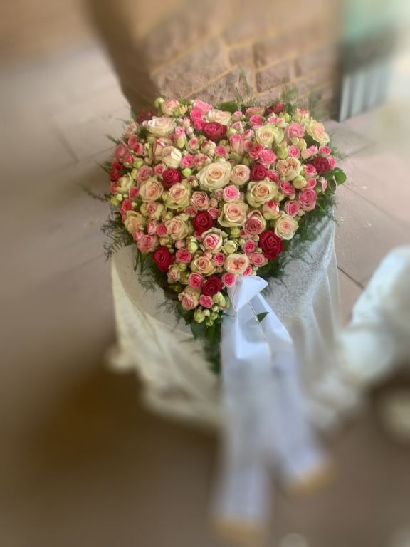 Blumenherz aus rosa und cremefarbenen Rosen