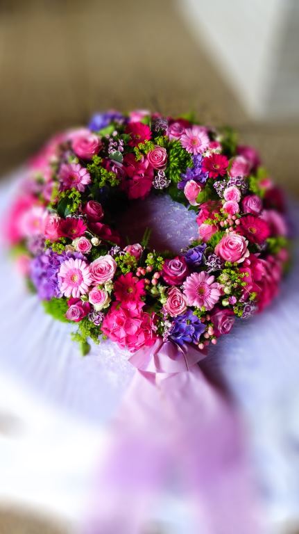Kranz aus pinkfarbenen und violetten Blüten
