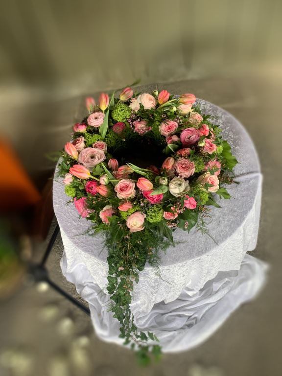 Kranz aus rosa Rosen mit herabfallendem Efeu