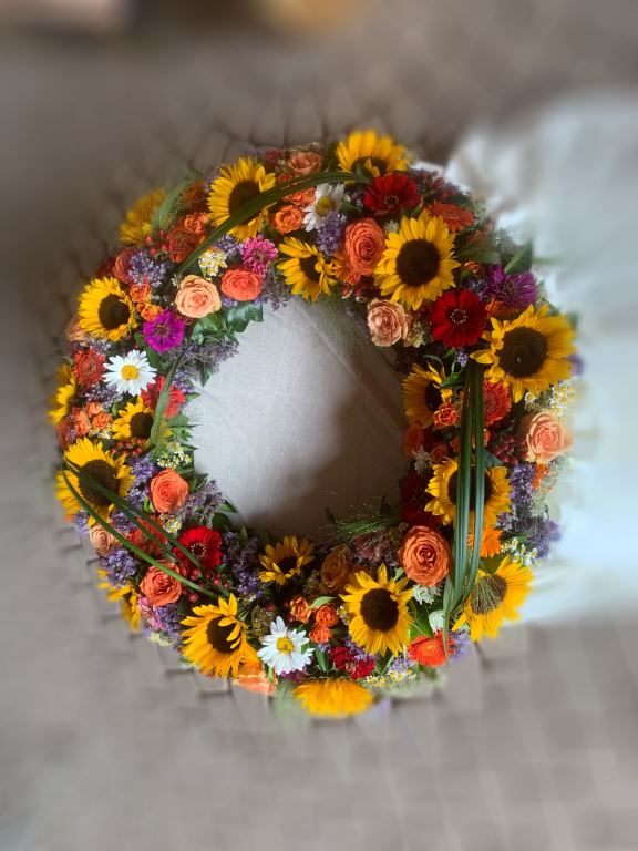 Farbenfroher Kranz mit Sonnenblumen