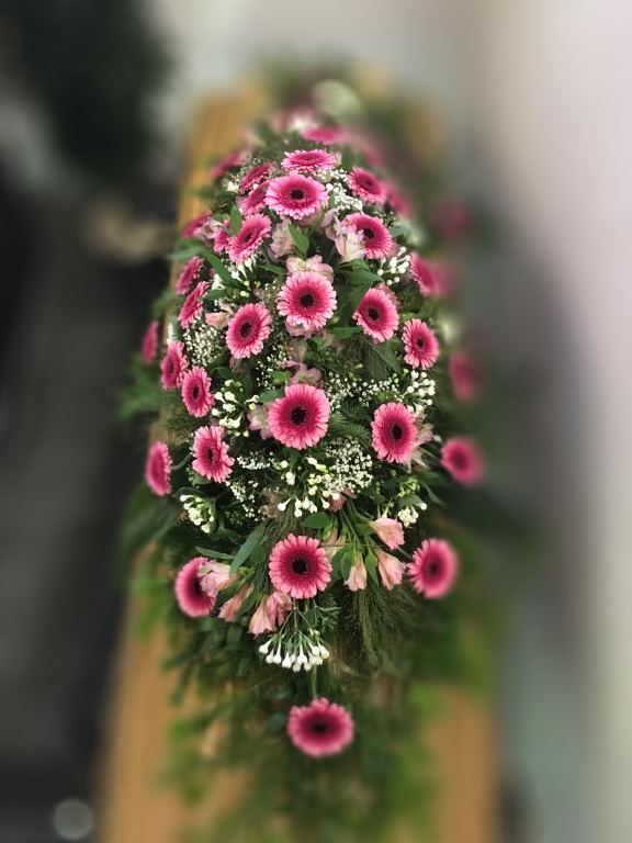 Längliches Sargbukett mit pinkfarbenen Gerbera