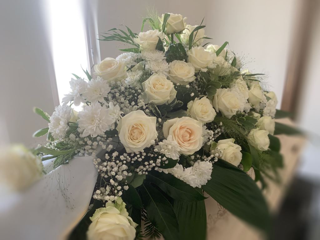 Sargbukett aus weißen Rosen