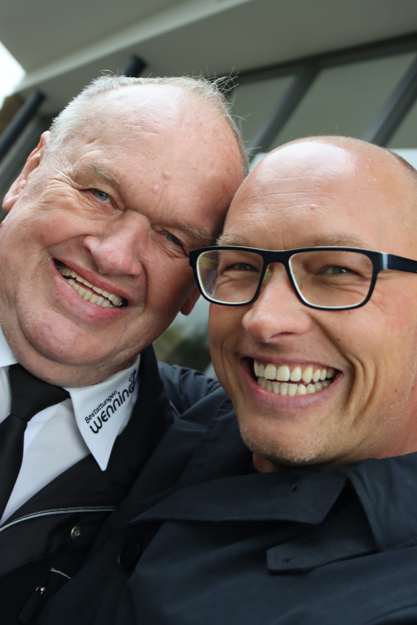 Jens und Dieter Wenninger, lachend – Vater und Sohn