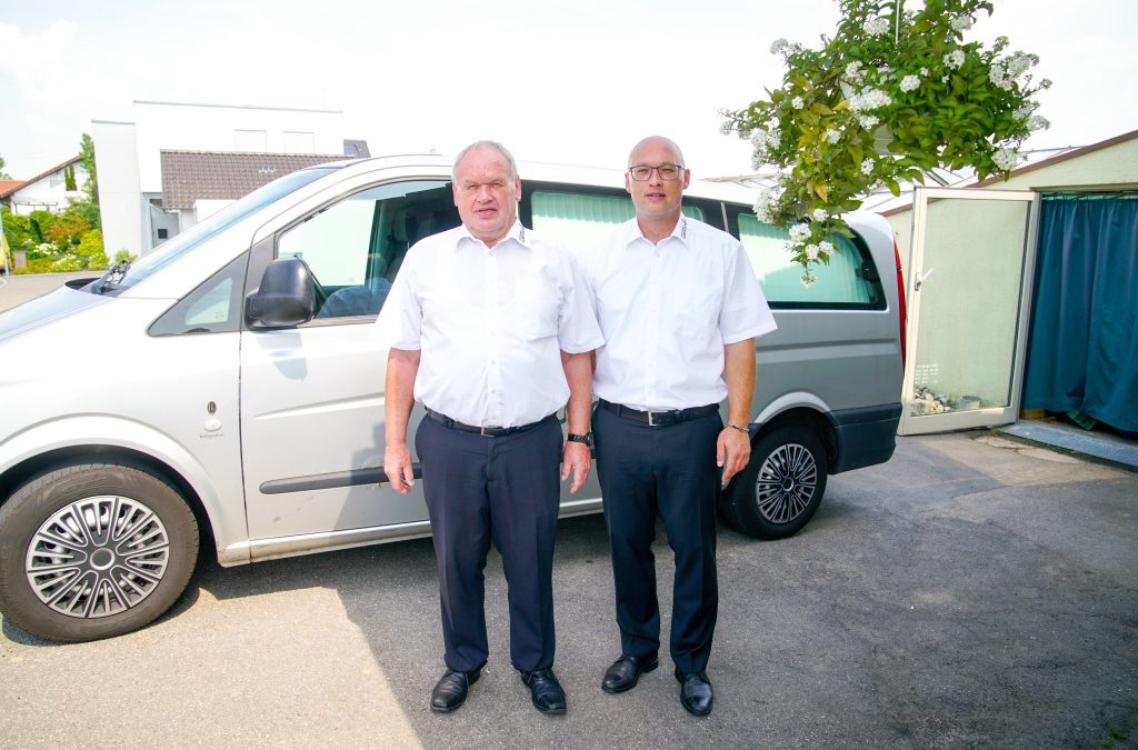 Dieter und Jens Wenninger vor dem Bestattungswagen