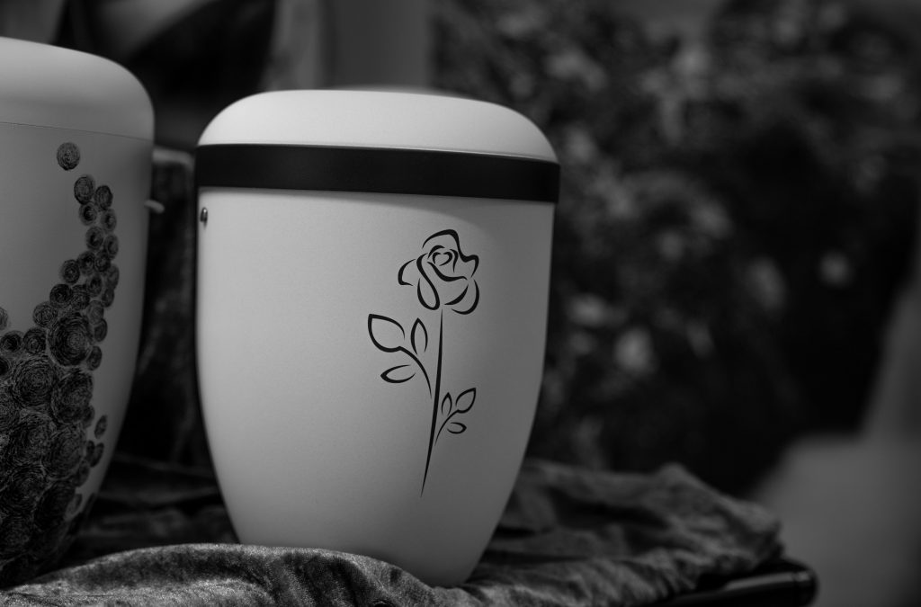 Urne mit Rosenmotiv
